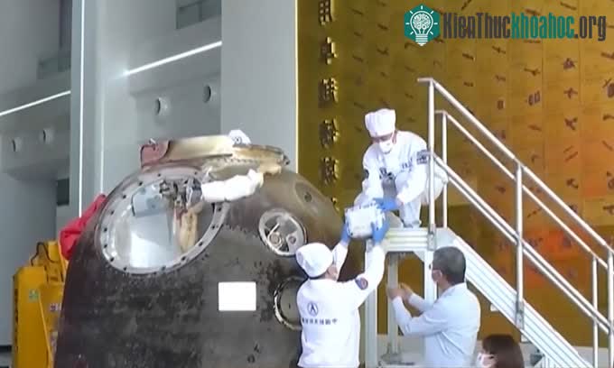Một hộp vật phẩm được đưa ra khỏi tàu Thần Châu sau khi trở về Trái đất.