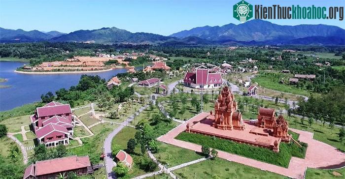 Làng với tổng diện tích 1544ha, gồm 7 phân khu chức năng