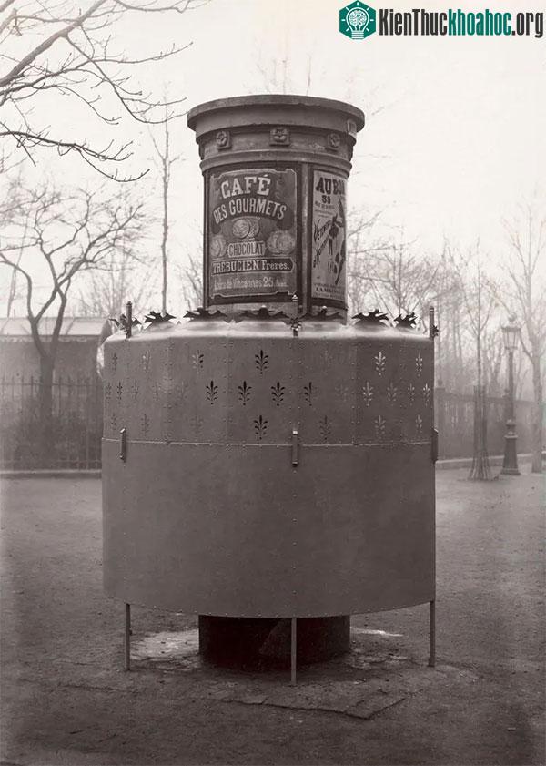 Trong ảnh là một pissoir được chụp vào năm 1865.