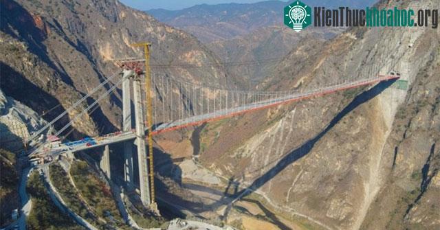 Cầu treo Lvzhijiang bắc qua thung lũng sông