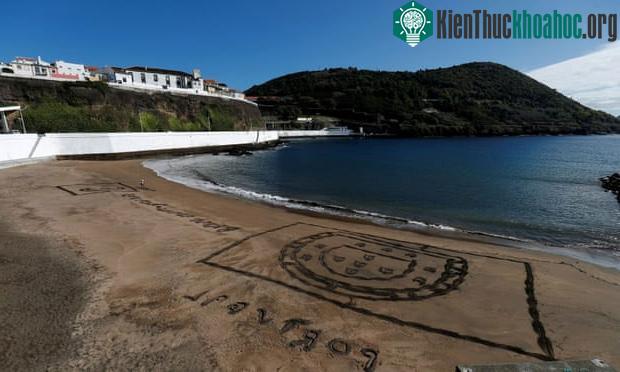 Bãi biển ở Angra do Heroismo trên quần đảo Azores.