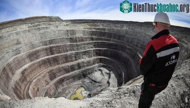 Mỏ kim cương Mirny cách Vòng Bắc cực khoảng 450km.