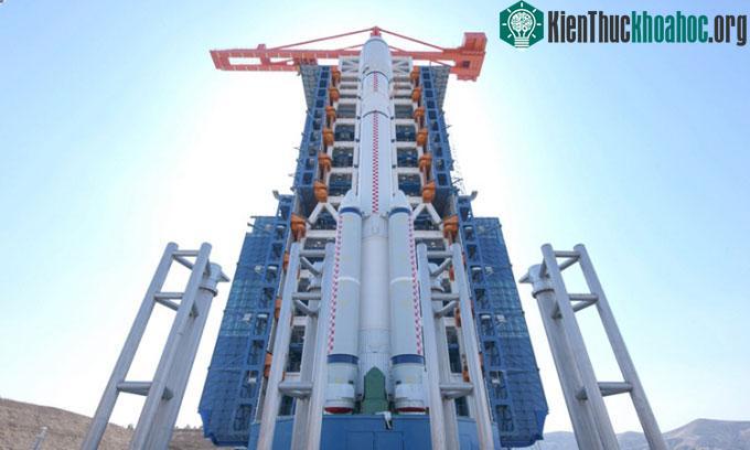 Tên lửa Trường Chinh-6A trên bệ phóng trước khi cất cánh.