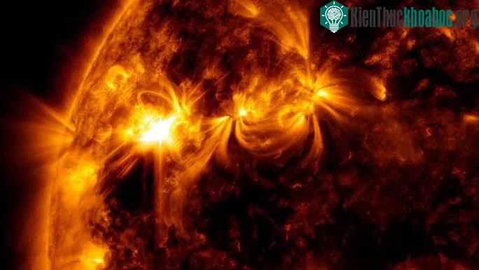 Tia lửa trong hình ảnh tàu vũ trụ SDO của NASA chụp đượ