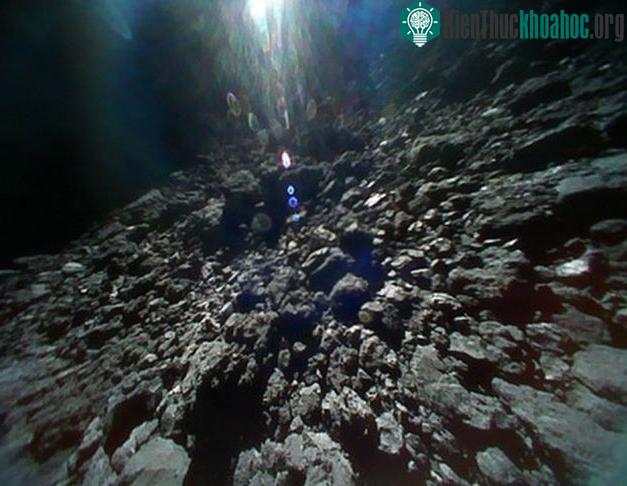 Bề mặt Ryugu chụp từ tàu vũ trụ Nhật Bản