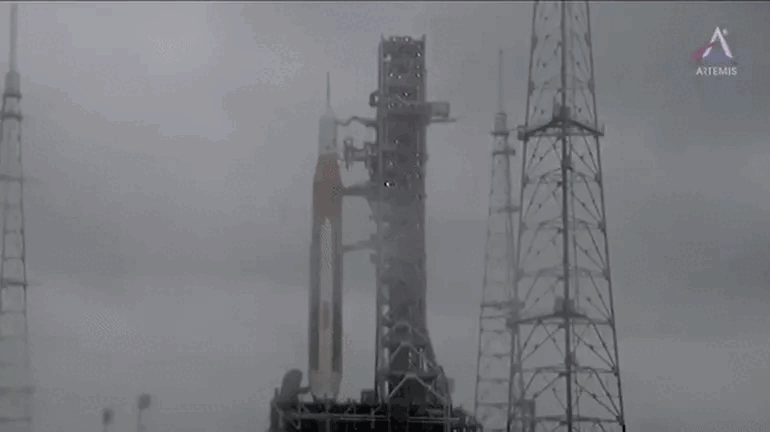 Sét đánh trúng tên lửa của NASA trong chuyến bay thử nghiệm ảnh 0