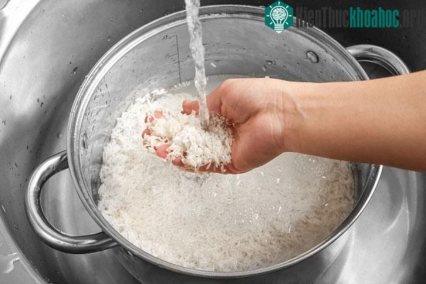 Gạo vo quá kỹ hoặc cho nhiều nước để vo rồi gạn bớt đều làm mất nhiều chất dinh dưỡng