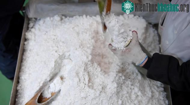 Mọi công đoạn làm muối tre đều được thực hiện bằng tay.