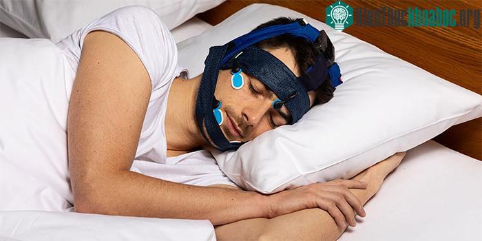&nbsp;Thiết bị có khả năng theo dõi liên tục hoạt động điện não của người đeo.