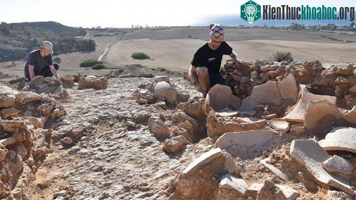 Các nhà khảo cổ học Bỉ và Hy Lạp tại khu vực khai quật tại miền Đông Nam đảo Cyprus