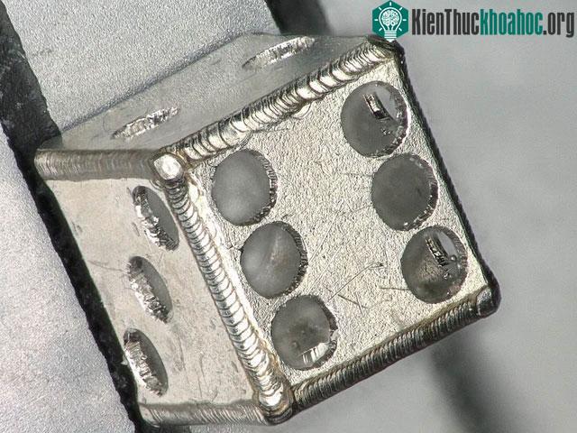 Viên xí ngầu với các mặt kim loại chỉ 1mm.