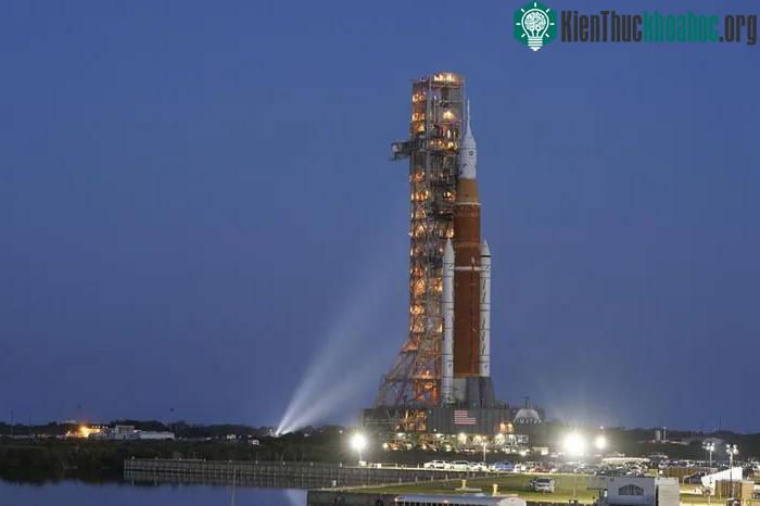 Tên lửa Mặt Trăng thế hệ mới của NASA với tên gọi "Hệ thống Phóng Không gian" (SLS).