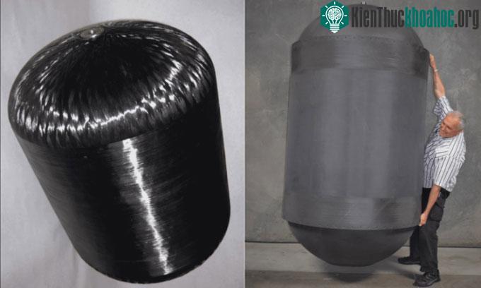 Bể nhiên liệu dài 2,4 m, đường kính 1,2 m và chỉ nặng 12kg.