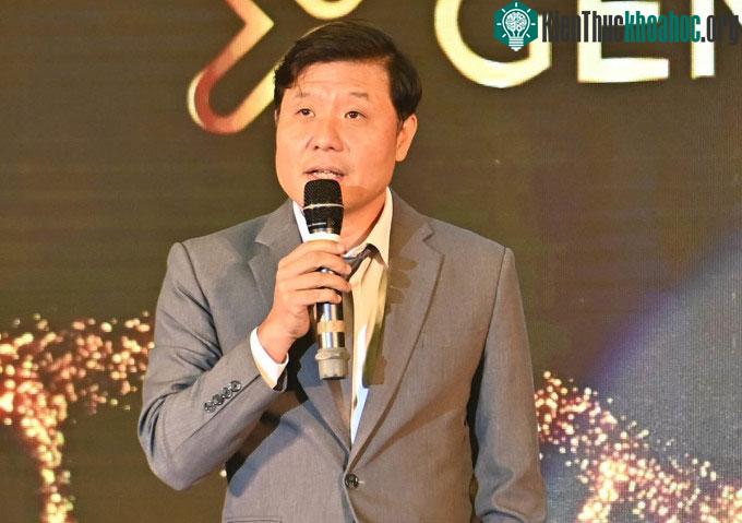 GS Vũ Hà Văn chia sẻ thông tin trong buổi ra mắt sáng 22/4
