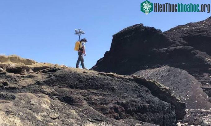 Nhà khoa học tại NASA, thử nghiệm nguyên mẫu balo KNaCK tại New Mexico, Mỹ
