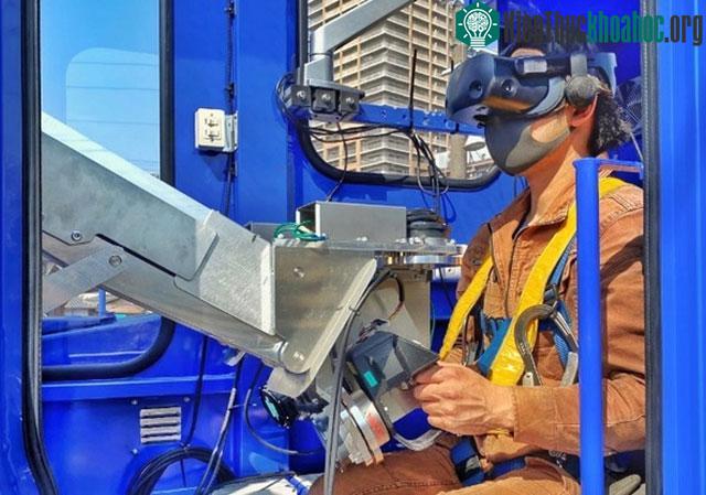 Con người giờ đây chỉ cần ngồi 1 chỗ và điều khiển chúng bằng VR là xong.