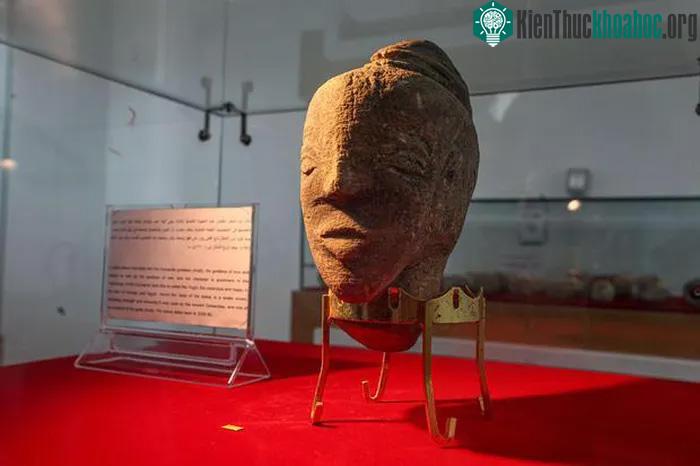 Tìm thấy "báu vật" cổ đại, người nông dân ngỡ bán được rất nhiều tiền và cái kết bất ngờ ảnh 1