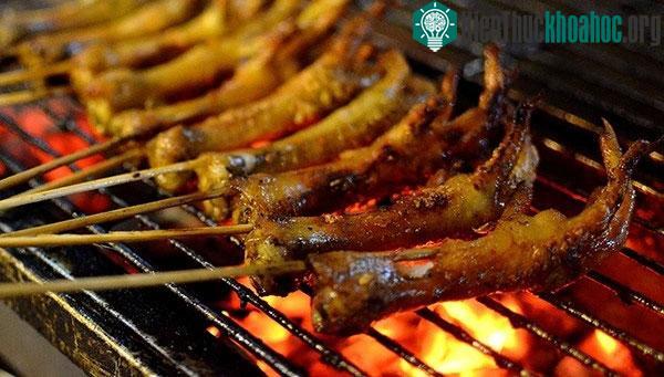 Chân gà được nướng ở nhiệt độ cao có thể mang tới một số nguy cơ khi ăn nhiều.