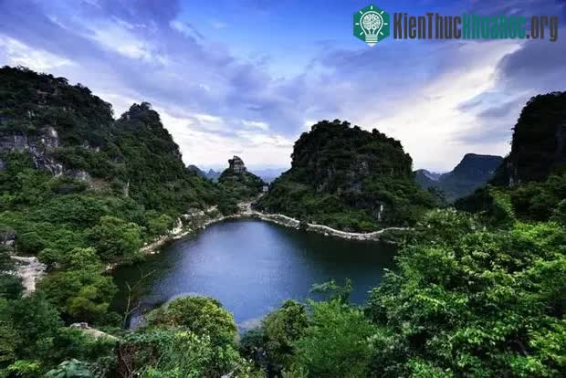 Bát Tiên Thiên Trì có diện tích khoảng 2km²