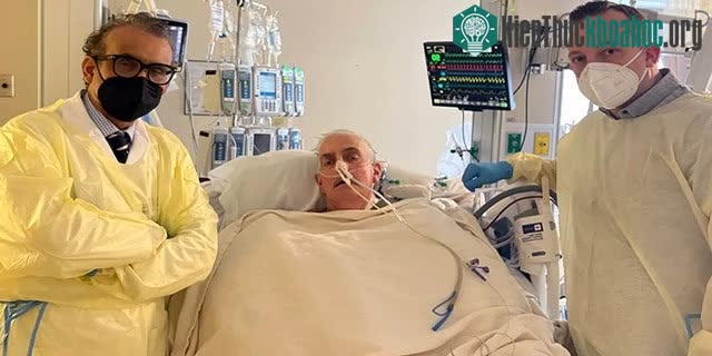 Bệnh nhân David Bennett từng có thể tự đứng và nói chuyện ngay sau cuộc phẫu thuật.
