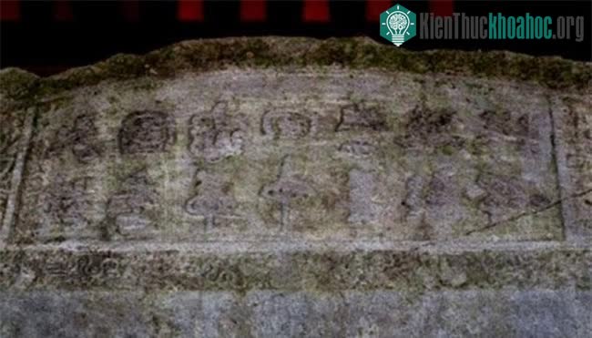 Cận cảnh trán bia với dòng chữ Phi Bạch của vua Lý Nhân Tông.