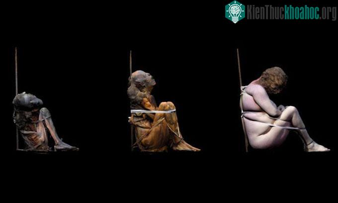 Người chết từng bị trói chặt bằng những sợi dây giờ đã tan rã hết.