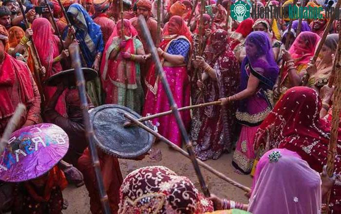 Nam giới tập trung tại đền Radha Rani ở Barsana