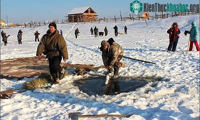 Trước quá trình đánh bắt, những người lớn tuổi sẽ thực hiện một nghi lễ có tên Bayanay