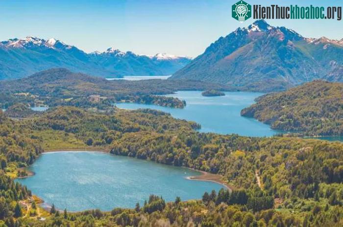 Hồ Andean với núi ở Patagonia, Argentina.