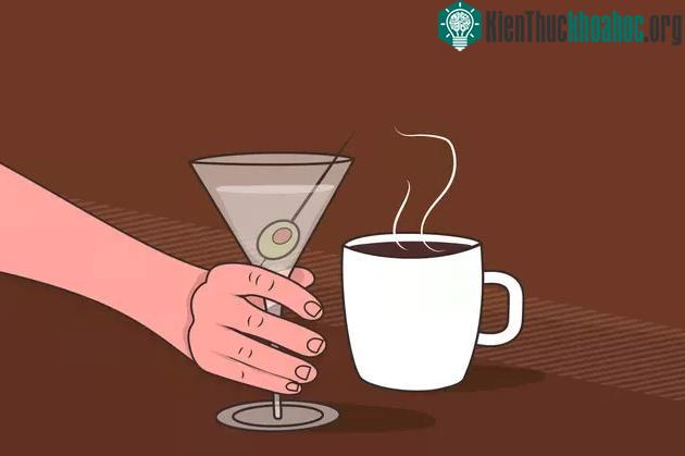 Uống quá nhiều rượu hoặc caffeine có thể khiến bạn có nguy cơ bị mất nước.&nbsp;