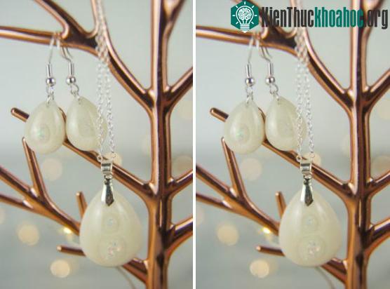 Đồ trang sức bao gồm dây chuyền đeo cổ, hoa tai và nhẫn.
