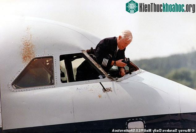 Điều tra viên chụp ảnh hiện trường vụ nổ áp suất trong buồng lái chiếc BAC 1–11–500.