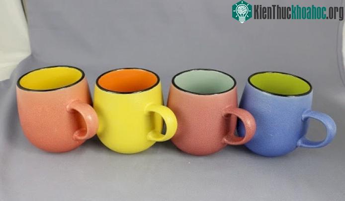Dùng cốc nhiều màu tiềm ẩn nguy cơ ngộ độc kim loại nặng.