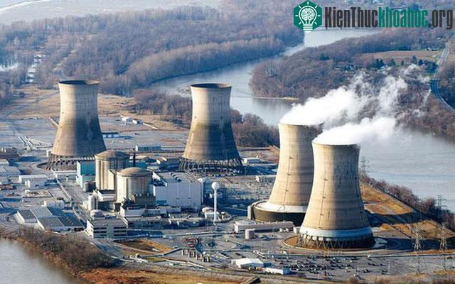 Chất thải hạt nhân cần thời gian dài để phân hủy.