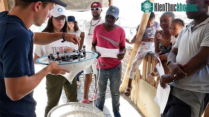 Có hẳn một phiên bản đơn giản của chiếc đèn trời mini có thể được tạo ra từ chai nhựa.