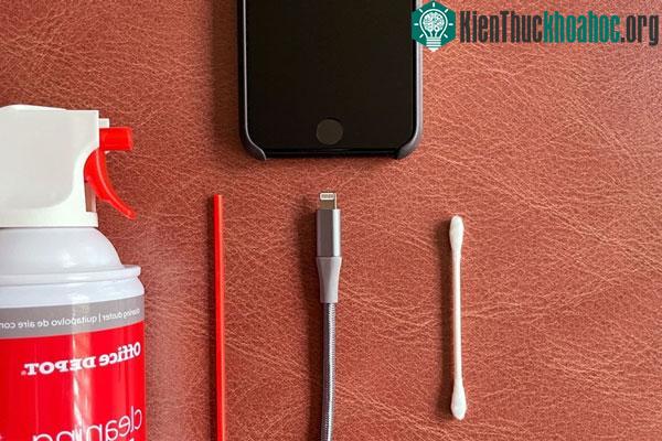 Bụi bẩn trong cổng sạc hoặc giắc tai nghe có thể khiến smartphone hoạt động không đúng cách