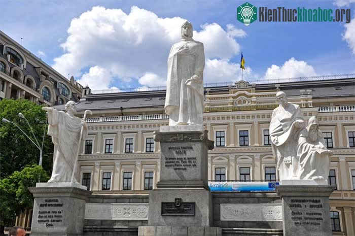 Đài tưởng niệm Công chúa Olga ở Quảng trường Michael, Kiev.