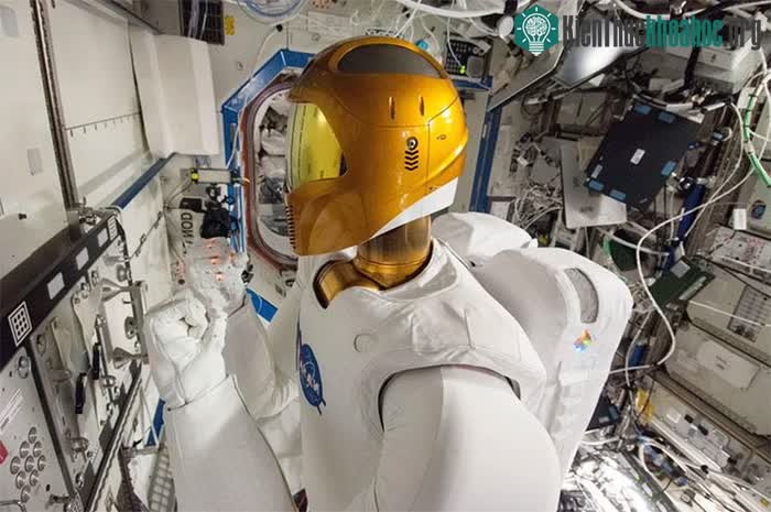 Phi hành gia robot tại trạm thử nghiệm của nó trước bảng tác vụ thao tác trên ISS.