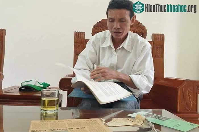 Ông Trần Bỉnh Tự bên các tài liệu về loài sao la.