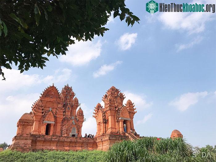 &nbsp;Quần thể tháp này được phục dựng nguyên mẫu quần thể tháp Poklongarai ở Ninh Thuận.