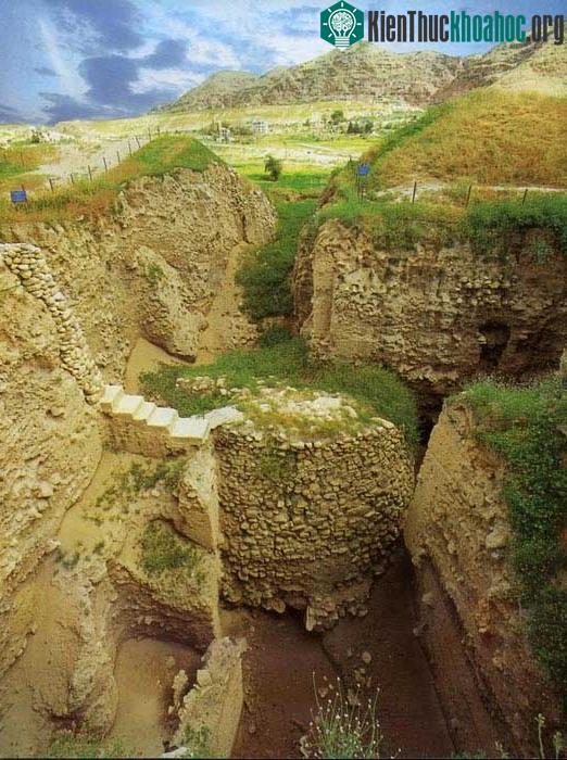 Dấu tích của một tòa tháp tại Tell es-Sultan ở Jericho cổ đại.
