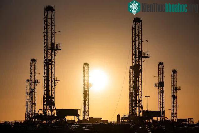 Mặt trời mọc sau các giàn khoan dầu đang được cất giữ vào ngày 6 tháng 2 năm 2021