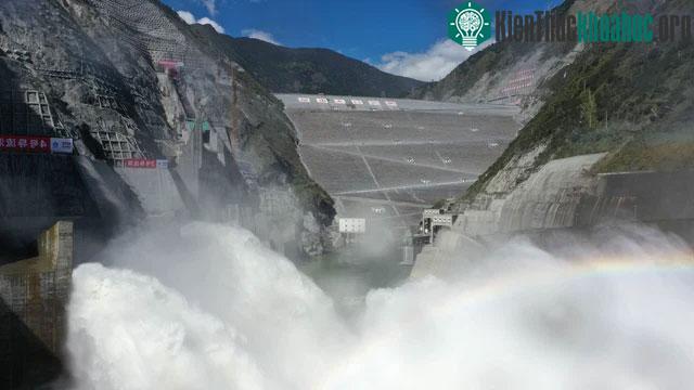n. Dòng chảy trung bình hàng năm tại vị trí đập là 664 mét khối trên giây