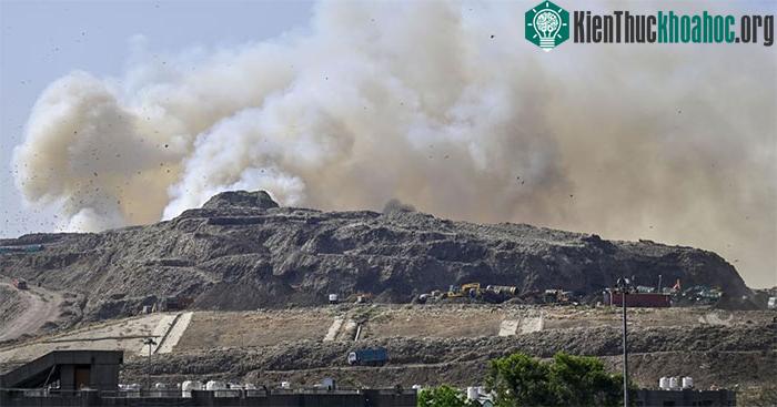 Đám khói dày đặc bay thẳng lên bầu trời từ bãi rác Ghazipur, Delhi, Ấn Độ.
