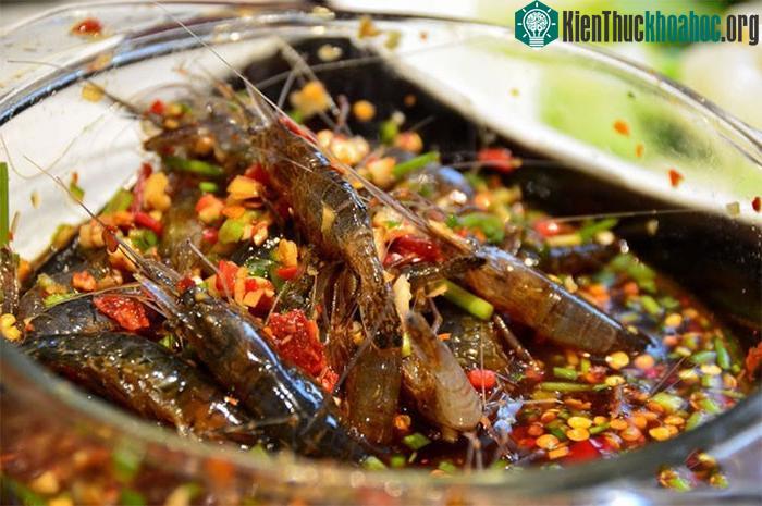 Tôm được rưới với loại rượu khoảng 50 độ cho say mềm rồi tẩm ướp cùng một số gia vị khác