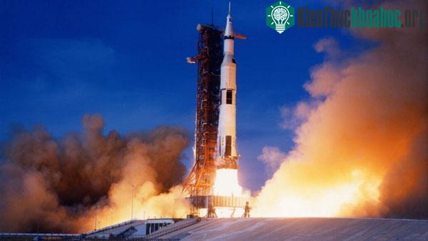 Việc chia tên lửa ra nhiều tầng cho phép tên lửa loại bỏ khối lượng không cần thiết để bay nhanh hơn và xa hơn