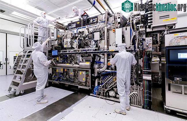 Máy quang khắc tia cực tím.