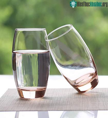 Nên uống nước bằng cốc thủy tinh là tốt nhất và an toàn nhất cho sức khỏe.
