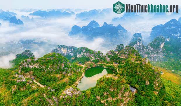 Nước trong hồ không có bất kỳ nguồn thông với mặt đất nào