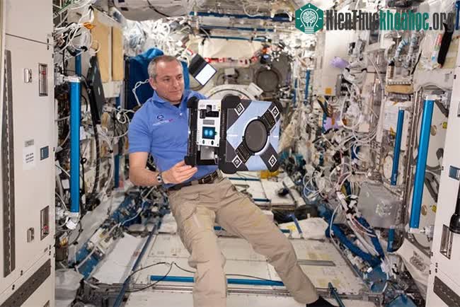 Phi hành gia ISS cầm trên tay một robot Astrobee (con này tên là Bumble) trên ISS